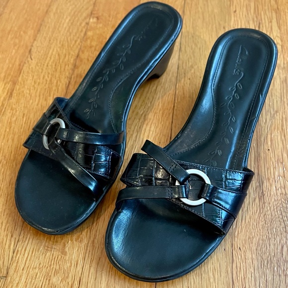 Clarks Leather Black Slip On Heel EUC - Picture 5 of 9